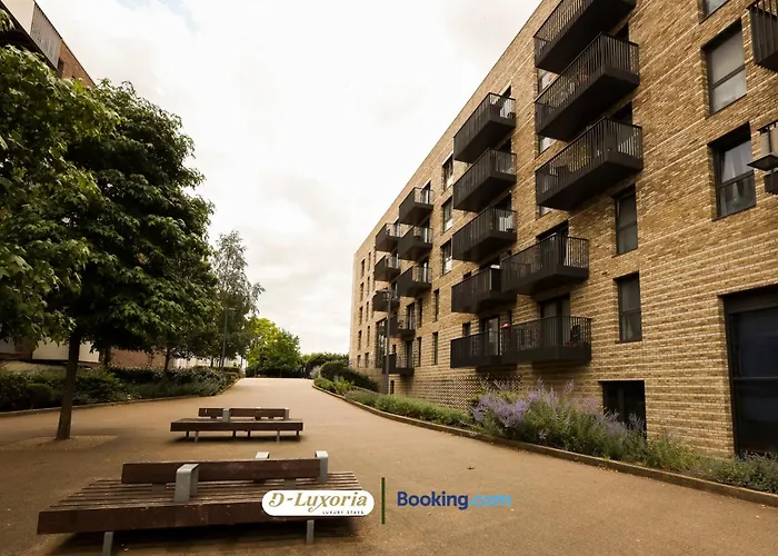 Stylish 2Br By Dluxoria Short Lets & Serviced Accommodation Greater London With Pet Friendly, Free Wifi & Free Parking