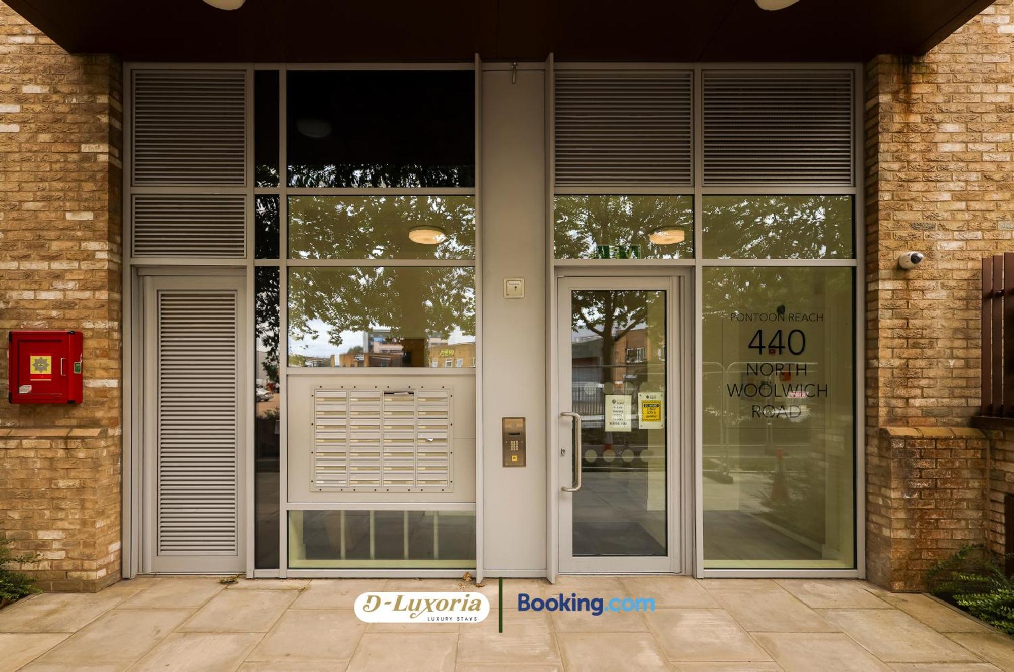 Stylish 2br By Dluxoria Short Lets & Serviced Greater With Pet Friendly, Free Wifi & Free Parking Appartamento