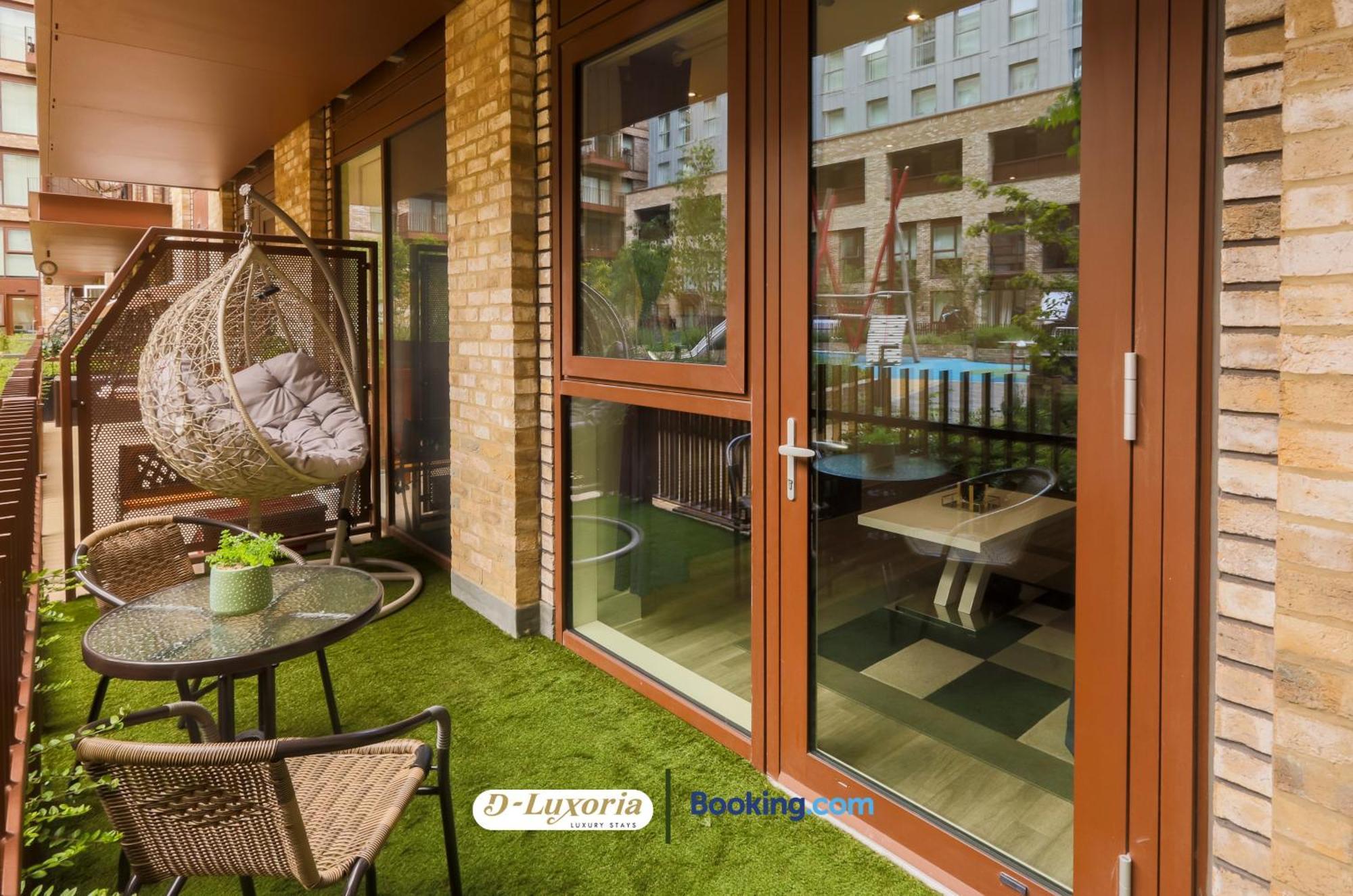 Stylish 2br By Dluxoria Short Lets & Serviced Greater With Pet Friendly, Free Wifi & Free Parking Appartamento *