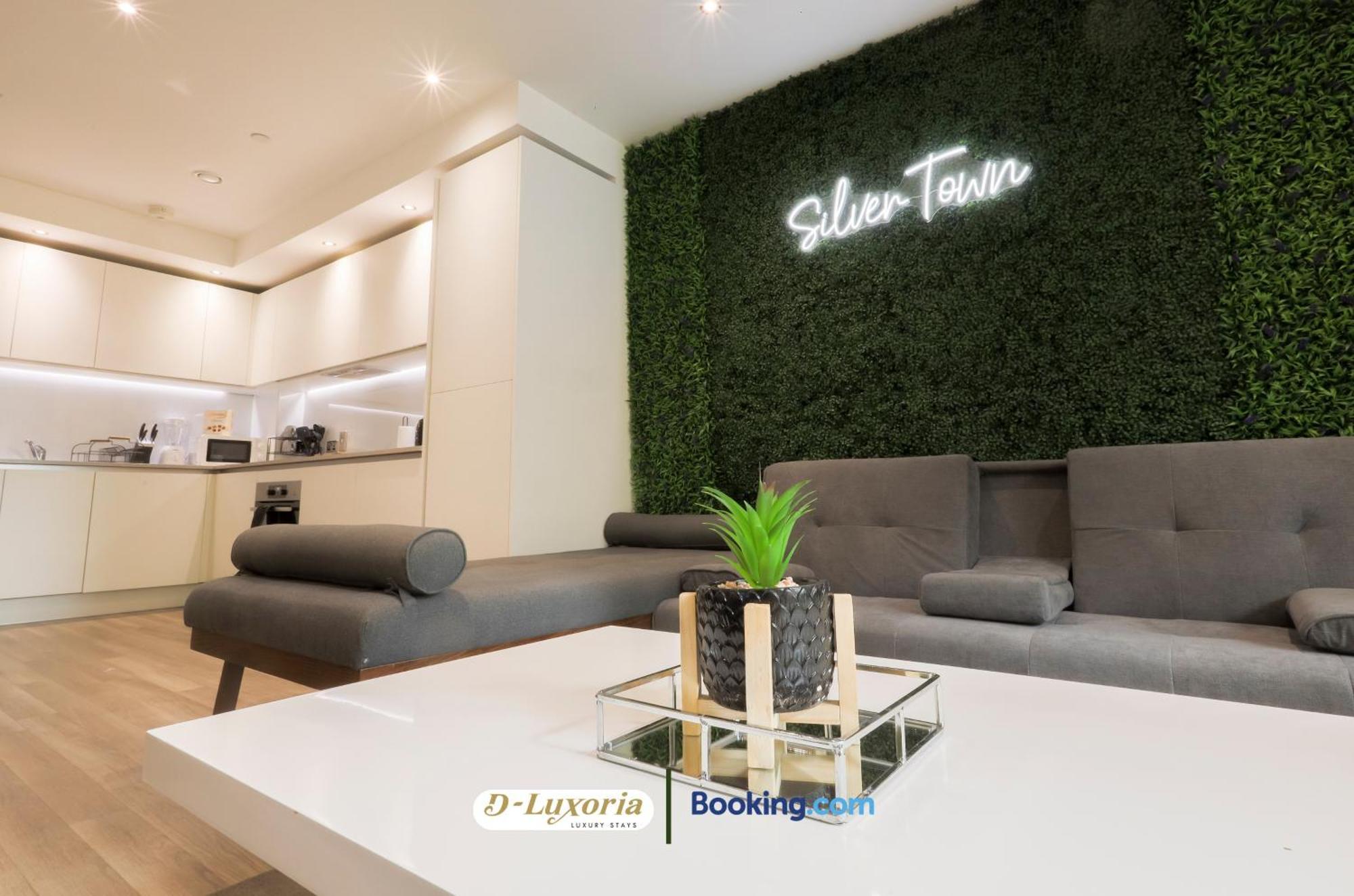 Stylish 2br By Dluxoria Short Lets & Serviced Greater With Pet Friendly, Free Wifi & Free Parking Appartamento *