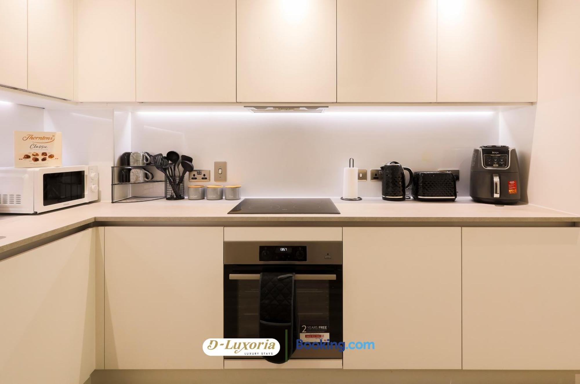 Stylish 2br By Dluxoria Short Lets & Serviced Greater With Pet Friendly, Free Wifi & Free Parking Appartamento *